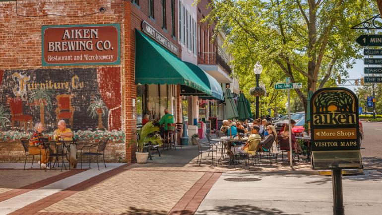 南卡罗来纳州艾肯市中心 Aiken Brewing Company 啤酒厂的露台餐饮