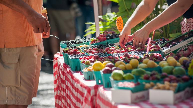 浏览波特兰农贸市场上的新鲜农产品 浏览波特兰农贸市场上的新鲜农产品