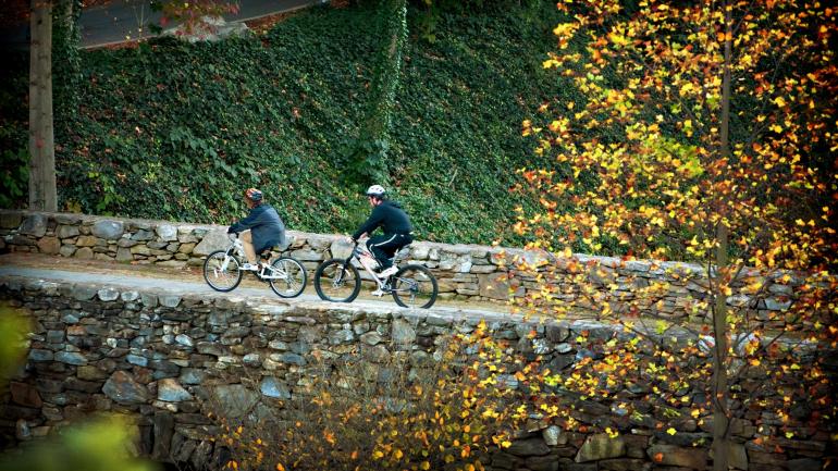 骑行穿越南卡罗来纳州格林维尔的瀑布公园