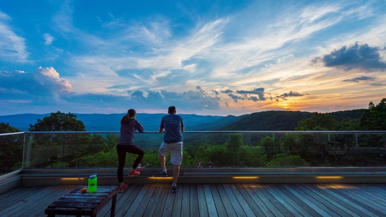 佐治亚州道森维尔附近的亚米卡洛拉瀑布州立公园旅馆内所欣赏到的日落美景