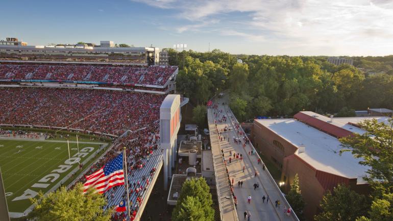 花一天时间到雅典城的佐治亚大学观看精彩的校园美式橄榄球比赛