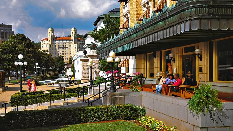 阿肯色州温泉国家公园内历史悠久的浴所一条街