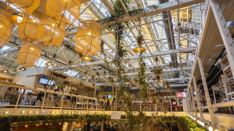 加利福尼亚州安纳海姆包装工厂美食城灯光璀璨、空间宽敞的内部景观