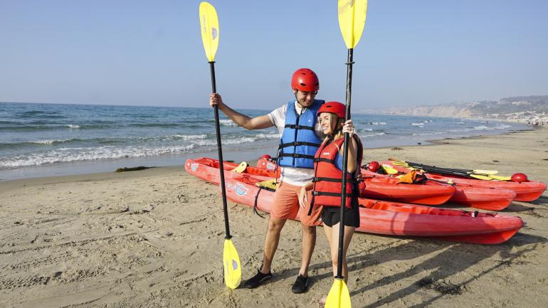 准备开启加利福尼亚州圣地亚哥拉霍亚海湾的皮划艇之旅