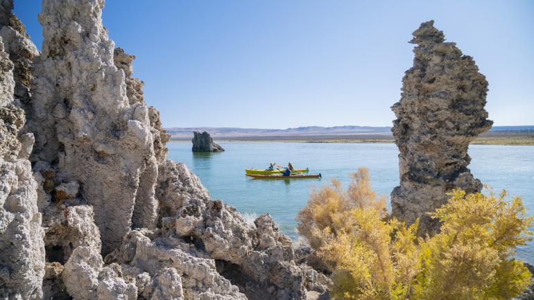 乘坐皮划艇沿着加利福尼亚州莫诺湖上的凝灰岩沉积物一路浏览 乘坐皮划艇沿着加利福尼亚州莫诺湖上的凝灰岩沉积物一路浏览