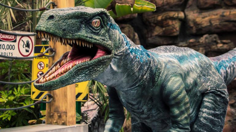 在 Universal Studios Hollywood 的迅猛龙出没活动中与“小蓝”会面