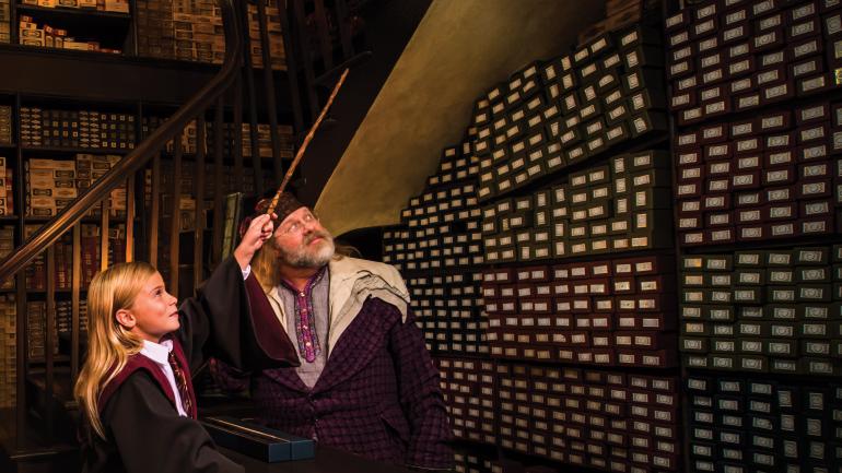 在 The Wizarding World of Harry Potter™ - Diagon Alley™ 的 Ollivanders™，魔杖正在选择巫师