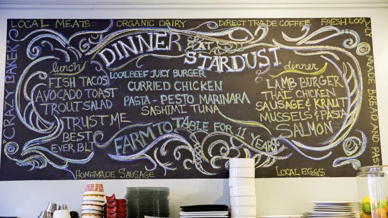Stardust Café 咖啡馆展示农场新鲜菜肴的黑板菜单