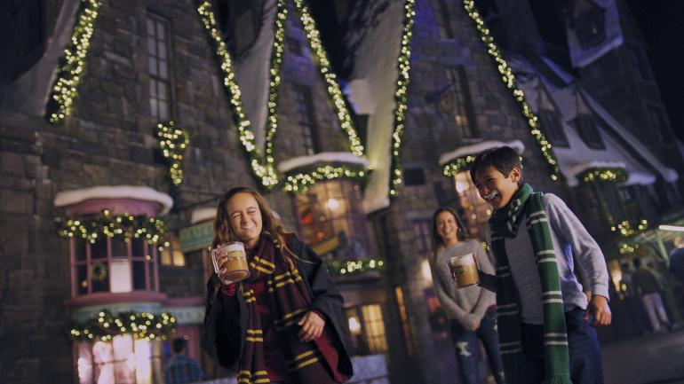 在 The Wizarding World of Harry Potter™ 庆祝圣诞节 在 The Wizarding World of Harry Potter™ 庆祝圣诞节