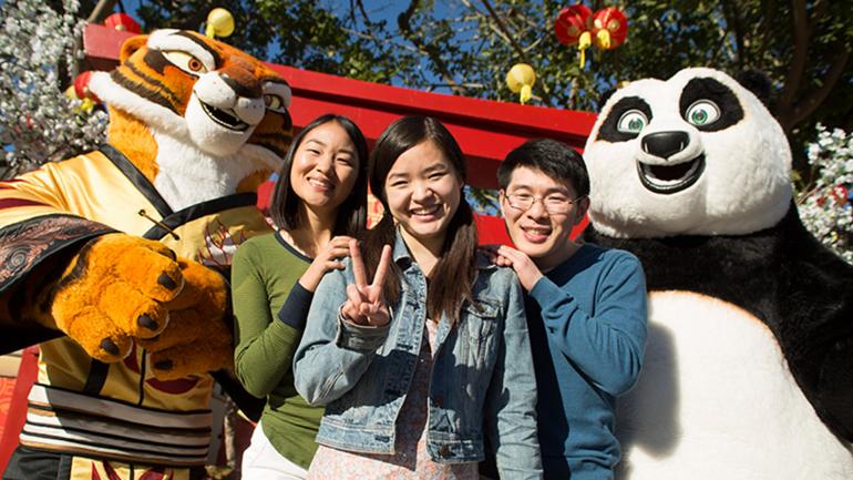 在公园的农历新年活动中与喜欢的角色合影 在公园的农历新年活动中与喜欢的角色合影