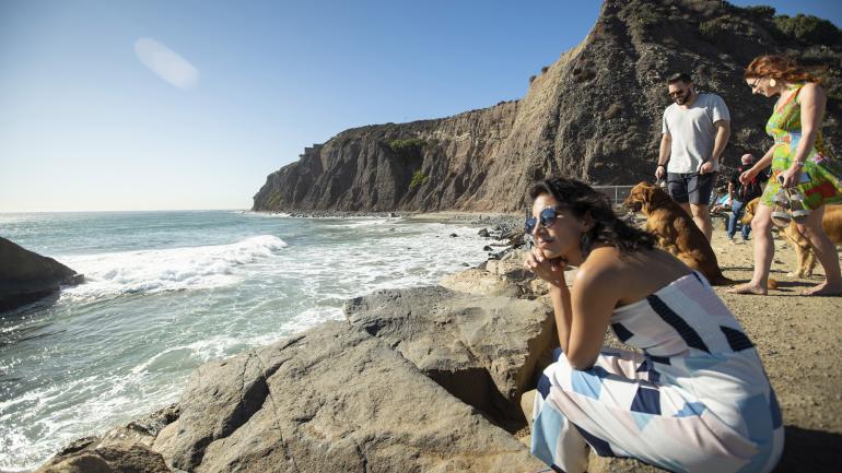 在加利福尼亚州达纳点海岬自然保护区的海滩上尽情放松