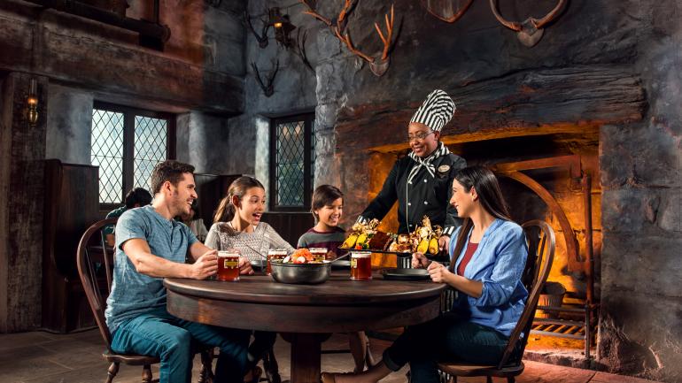 一家人在 The Wizarding World of Harry Potter™ 的 Three Broomsticks™ 用餐