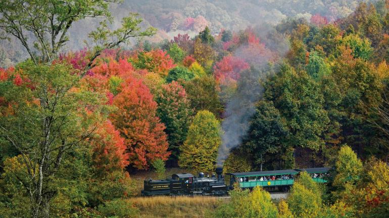 从卡斯风景铁路州立公园搭乘火车欣赏一路秋色