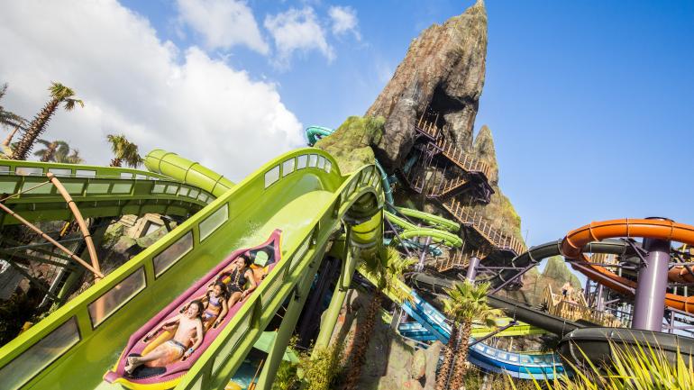 从喀拉喀托水上过山车的滑梯飞流而下