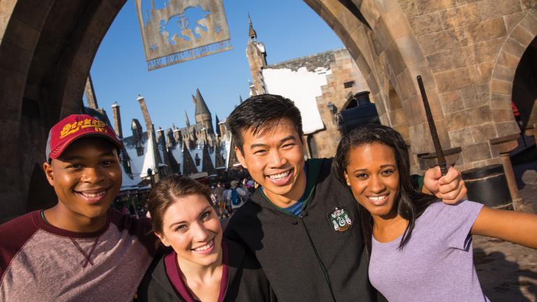 探索 The Wizarding World of Harry Potter™ 的 Hogsmeade™ 村落