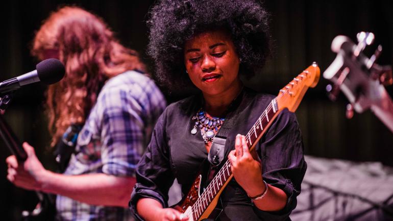 在查尔斯顿众多场馆之一上演的现场音乐会