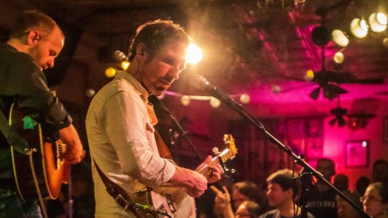 Purple Fiddle 音乐厅的蓝草音乐表演