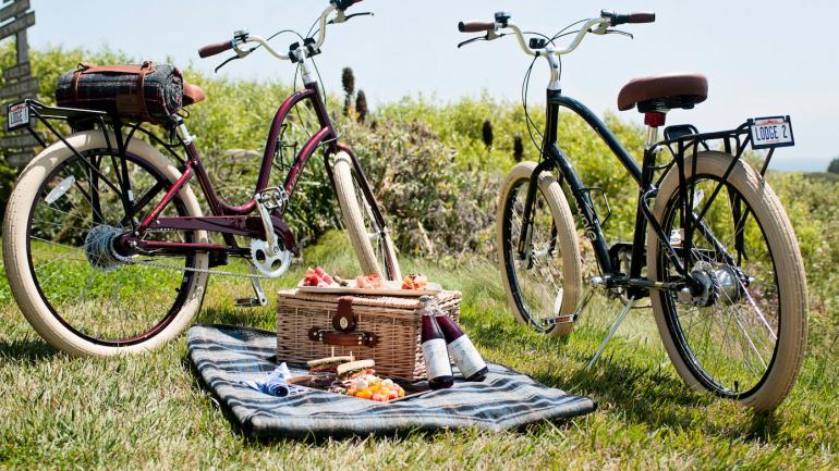 在美景环绕下,享用浪漫野餐 在美景环绕下,享用浪漫野餐