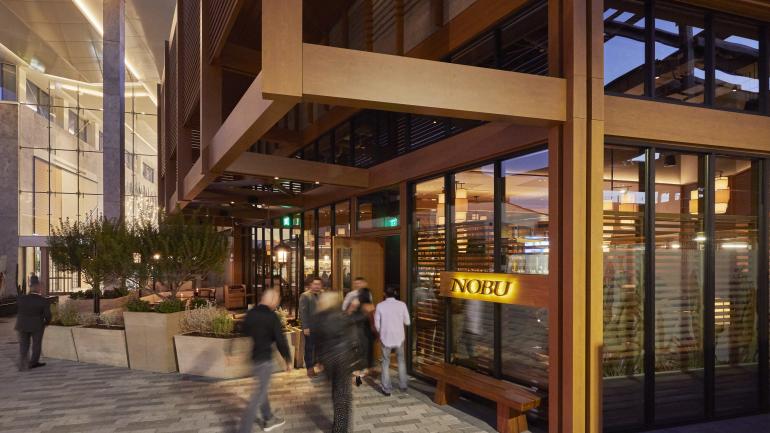 走进国际知名餐厅 Nobu 餐厅的食客们