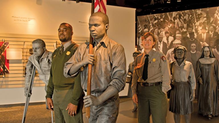 公园护林员在塞尔玛到蒙哥马利游行朗兹县讲解中心展示令人身临其境的展品