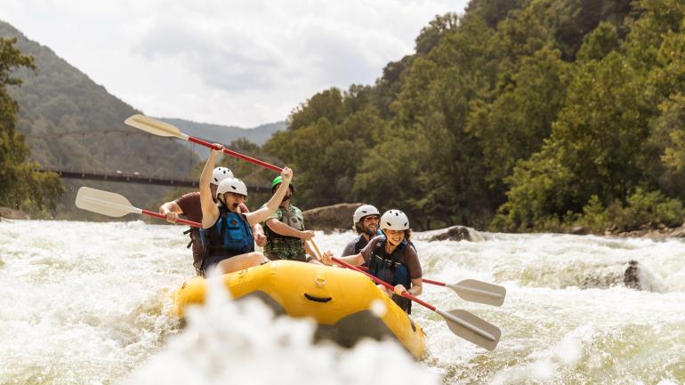 在西弗吉尼亚州贝克利附近的新河峡国家河上体验白水漂流之旅