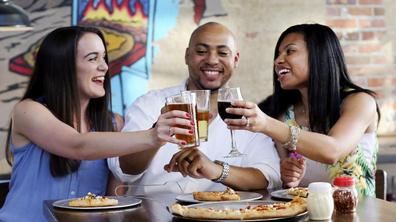 在 Bibb Street Pizza Company 餐厅享用美餐