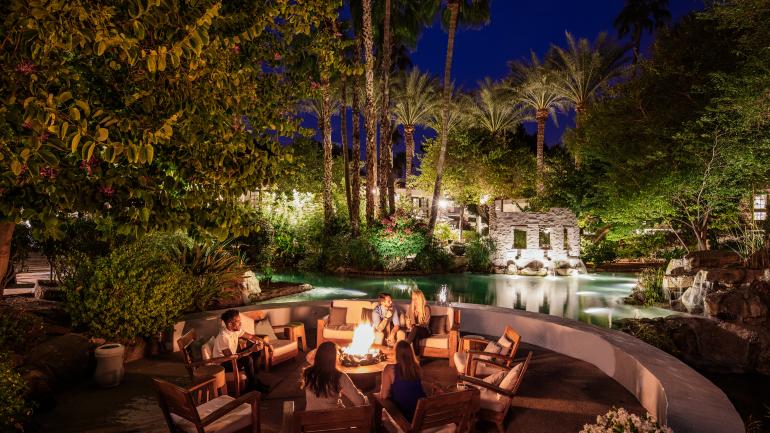 在斯科茨代尔度假村内围坐在火堆旁放松