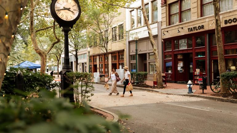 在西弗吉尼亚州查尔斯顿的观光街道上尽享购物乐趣