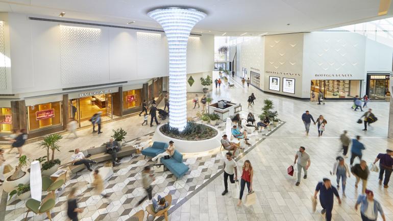 斯科茨代尔时尚广场上云集众多高档品牌等的 Crystal Court 区