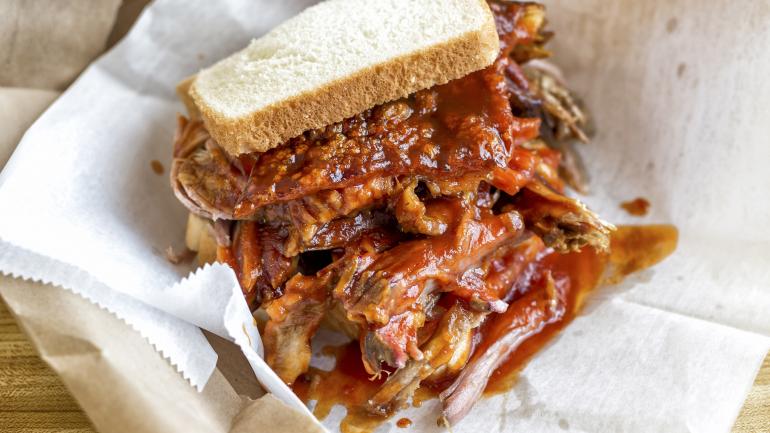 Lannie’s Bar-B-Q Spot 餐厅经济实惠的鲜香手撕猪肉三明治