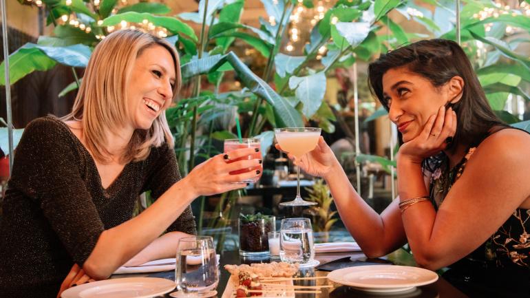 浪漫的约会之夜，在典雅的 Santaella 餐厅细细品鉴精调鸡尾酒