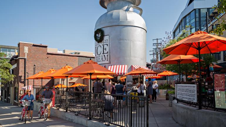 LoHi(低高地)社区的大众热门地 Little Man Ice Cream 冰淇淋店的户外座椅 LoHi(低高地)社区的大众热门地 Little Man Ice Cream 冰淇淋店的户外座椅