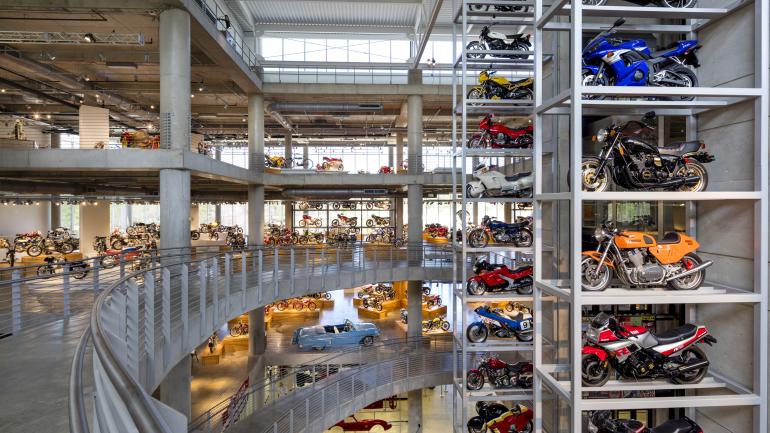 巴博古董摩托车博物馆内令人惊叹的各式汽车和摩托车展品