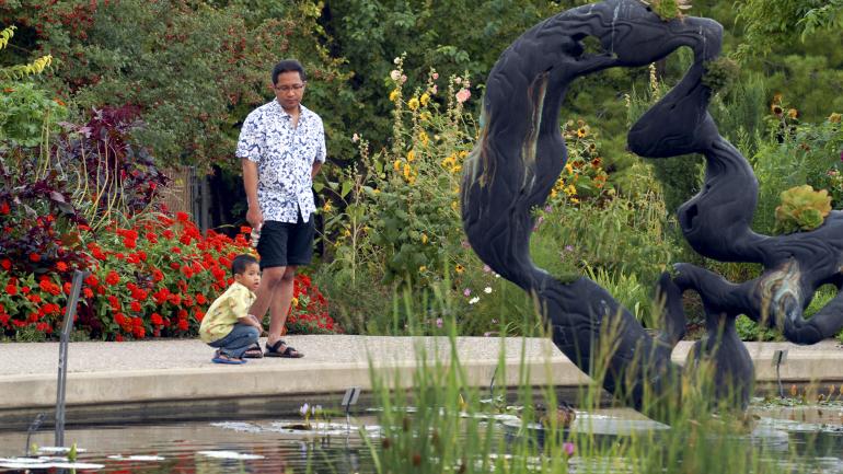 在丹佛植物园观赏雕塑作品和缤纷植物 在丹佛植物园观赏雕塑作品和缤纷植物