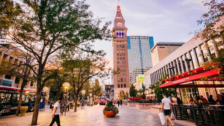 日落时分漫步于第 16 街购物中心 日落时分漫步于第 16 街购物中心