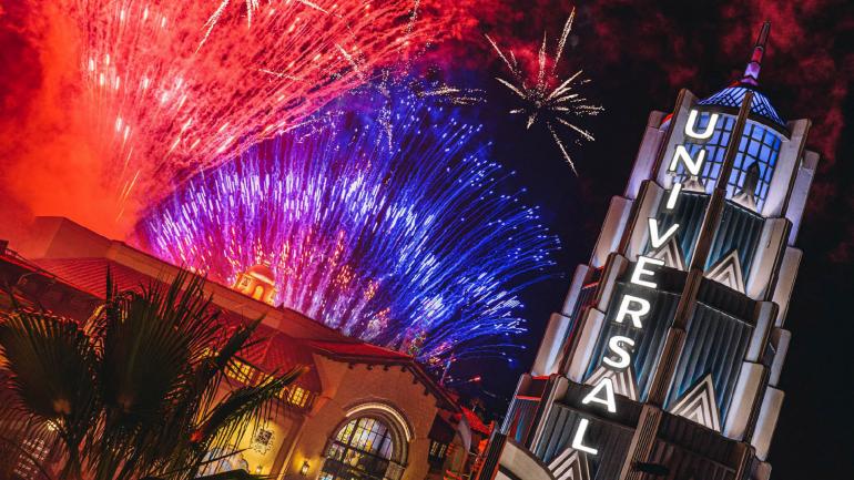 7 月 4 日庆典上的烟花照亮了 Universal Studios Hollywood 夜空 7 月 4 日庆典上的烟花照亮了 Universal Studios Hollywood 夜空