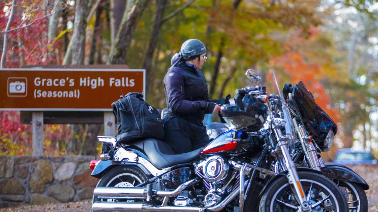 公路之旅中稍作停顿，前往格雷斯瀑布游玩片刻