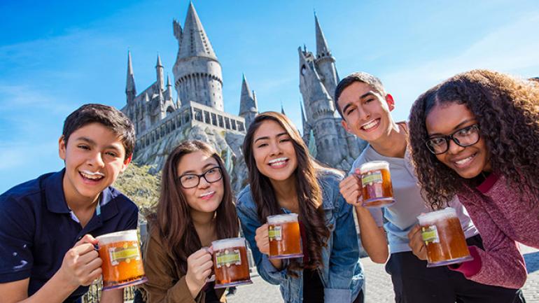 在 The Wizarding World of Harry Potter™ 的 Hogwarts™ 城堡外畅饮 Butterbeer™