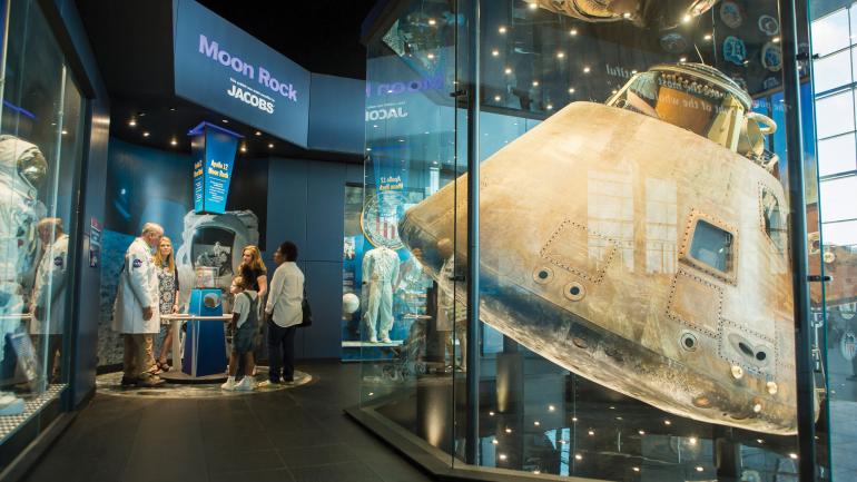 在美国火箭中心欣赏月岩等各类展品