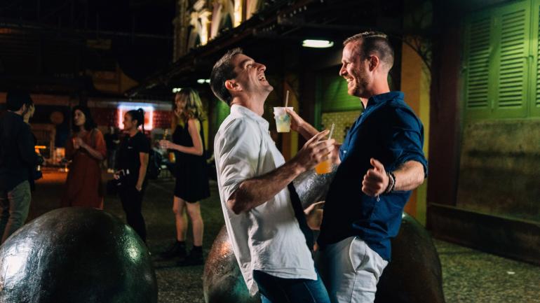 在圣图尔斯广场感受小城入夜风情