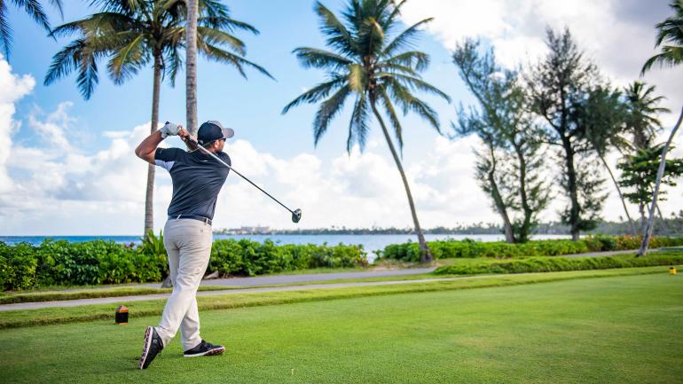 在 TPC Dorado Beach Resort and Club 度假村及俱乐部的海滨球场挥杆抛球