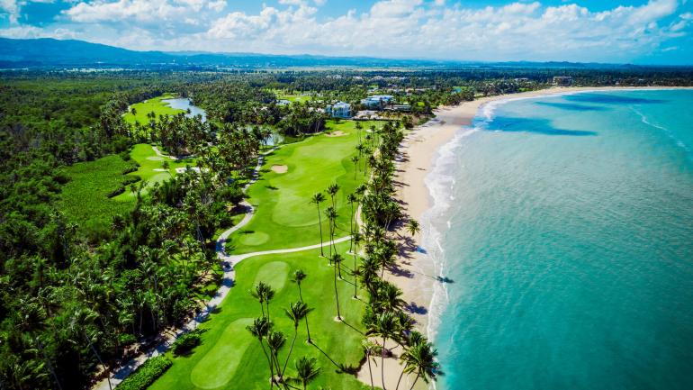 从空中鸟瞰 St.Regis Bahía Beach Resort & Golf Club 度假村及高尔夫球场的绝美海滨高尔夫球场