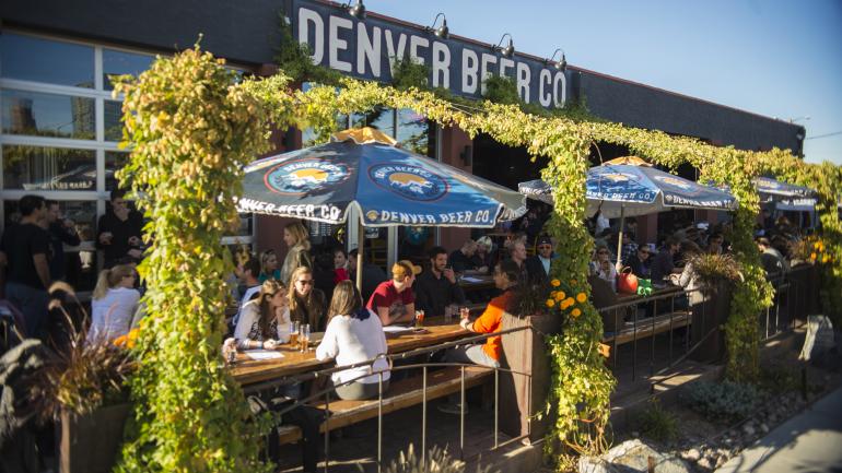 顾客们在 Denver Beer Co. 酿酒厂的露台上度过美妙时光 顾客们在 Denver Beer Co. 酿酒厂的露台上度过美妙时光