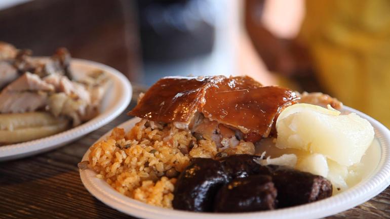 猪肉高速公路旁一家餐厅的现烤乳猪和传统配菜 猪肉高速公路旁一家餐厅的现烤乳猪和传统配菜