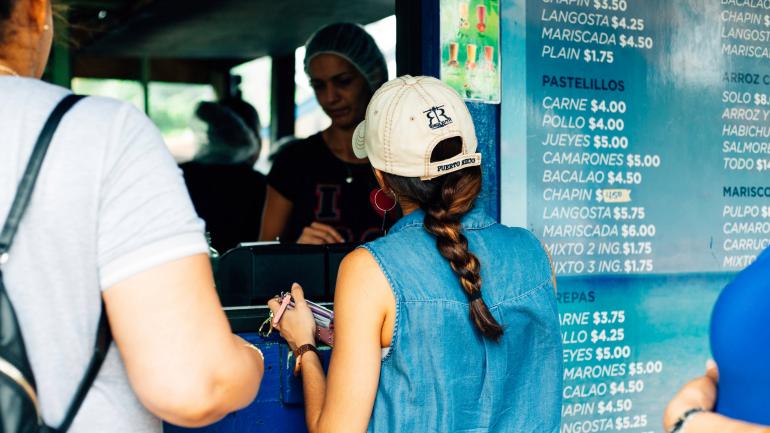 从 Piñones 的街头美食摊位点份美食 从 Piñones 的街头美食摊位点份美食