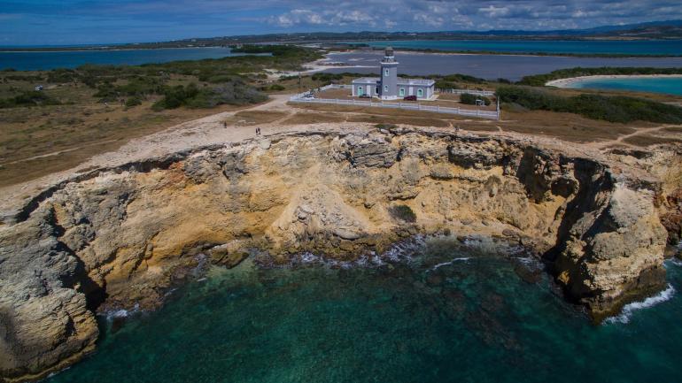 矗立在卡沃罗霍国家野生动物保护区内一个海滨悬崖上的洛斯莫里洛斯灯塔