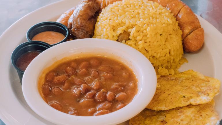 传统 Longaniza 香肠搭配 Tostones(油炸大焦片)、青豆和米饭 传统 Longaniza 香肠搭配 Tostones(油炸大焦片)、青豆和米饭