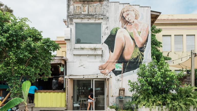 Café con Cé 咖啡馆入口上方的街头壁画艺术 Café con Cé 咖啡馆入口上方的街头壁画艺术