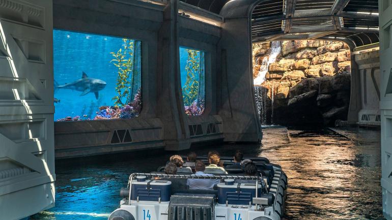 乘坐 Jurassic World – The Ride 过山车，开启震撼冒险体验