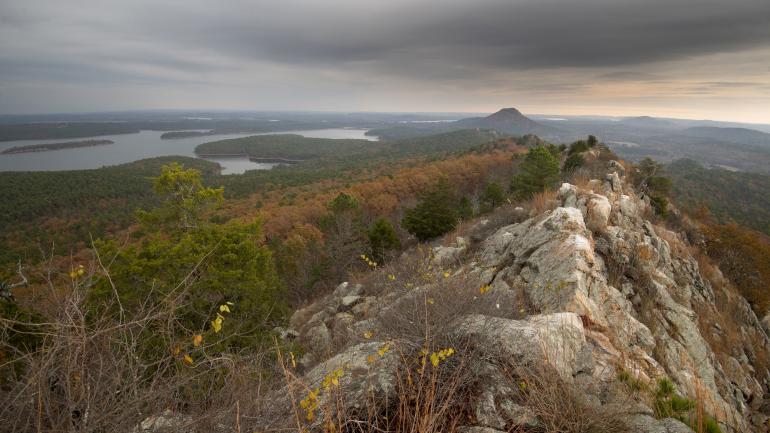 从响尾蛇山脊远眺沃希托山脉的壮丽景致